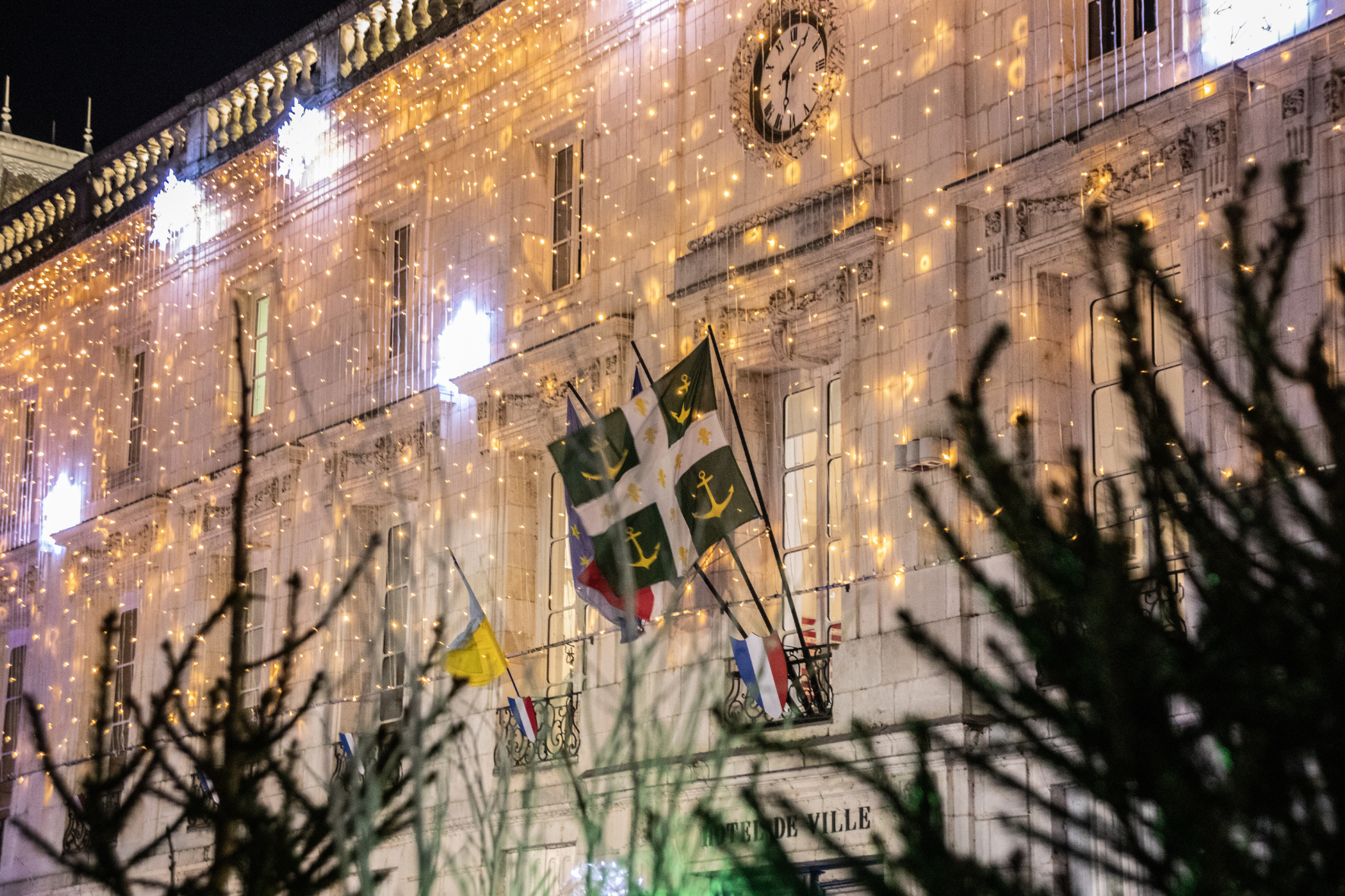 photo de l'hôtel de ville illuminé 