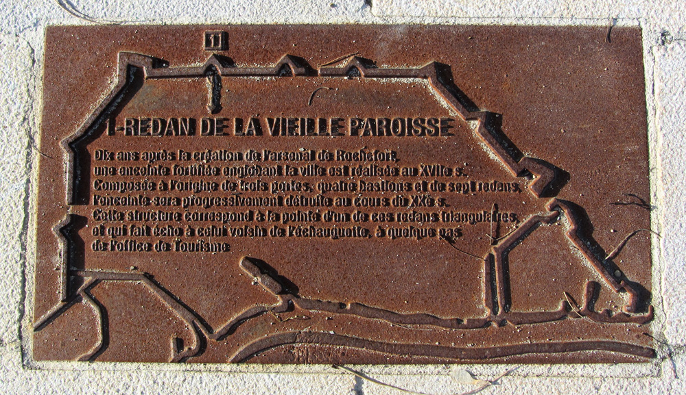 plaque de la Vieille Paroisse sur le parvis du cinéma Apollo