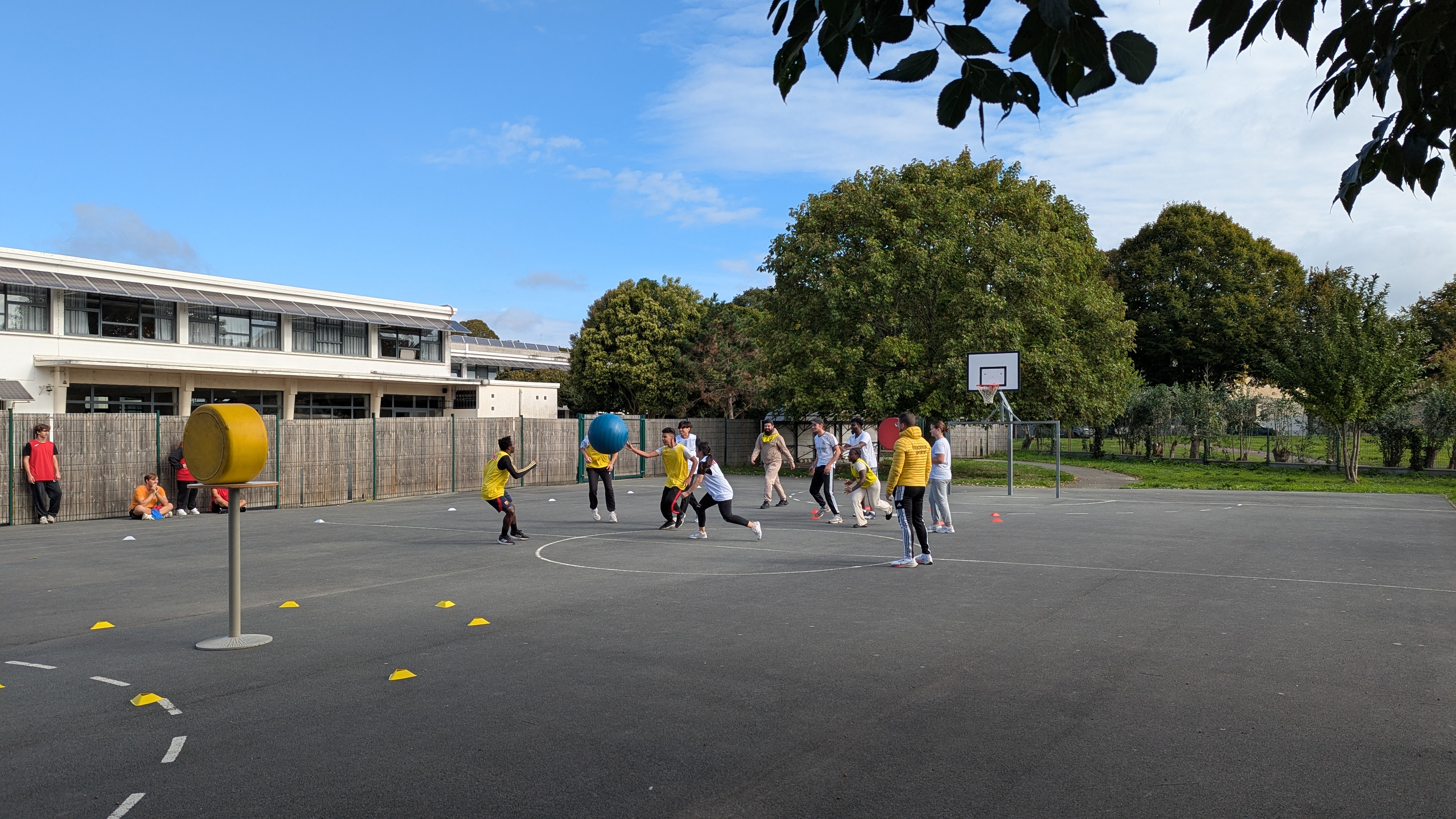 des jeunes font du sport