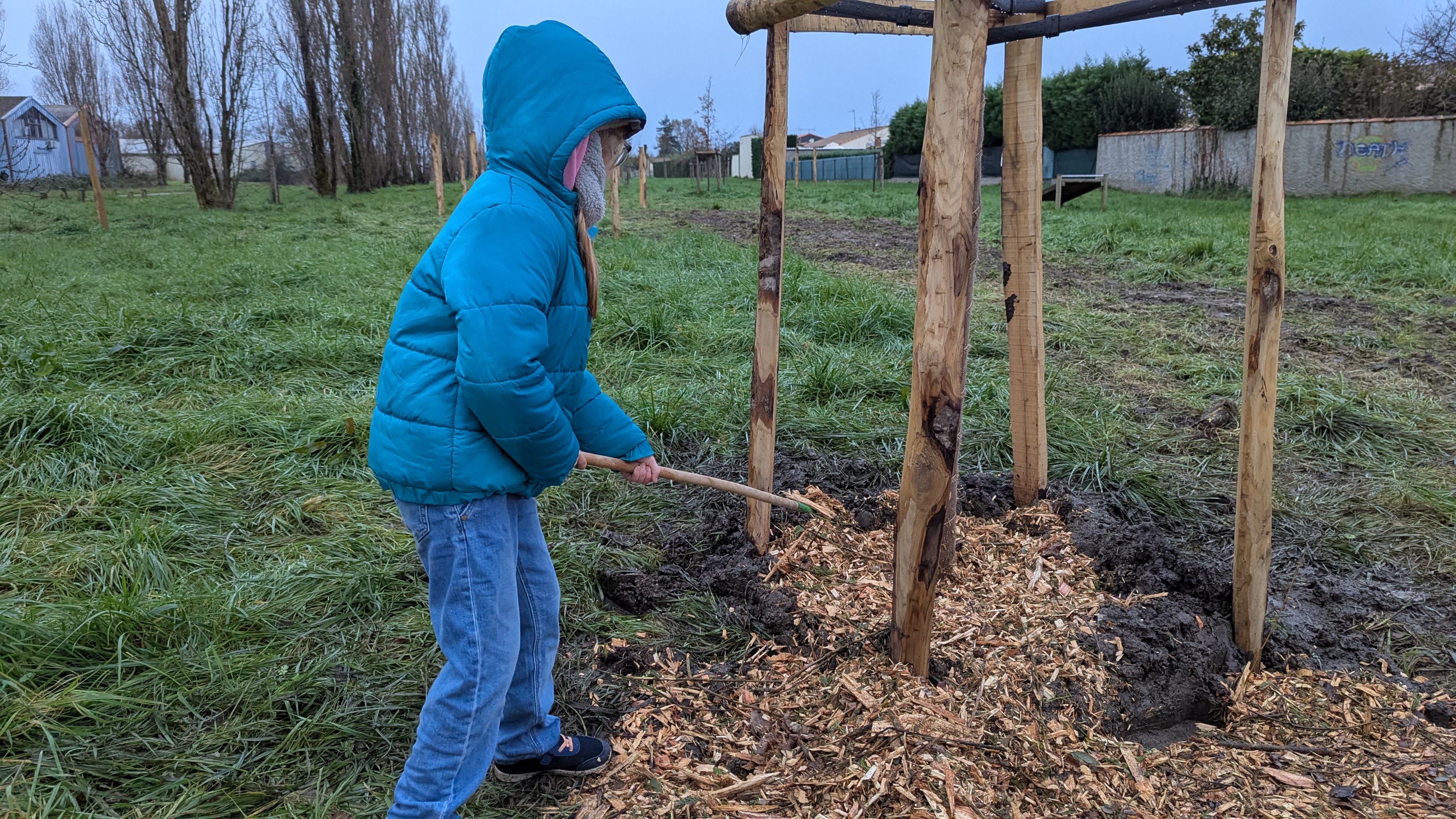 Petite fille en train de planter