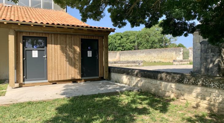 Toilettes extérieurs la poudrière
