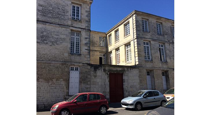 plaque dans son environnement