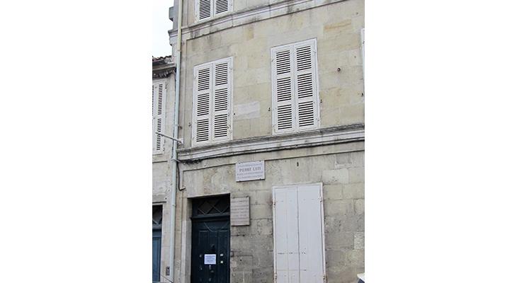 plaque dans son environnement