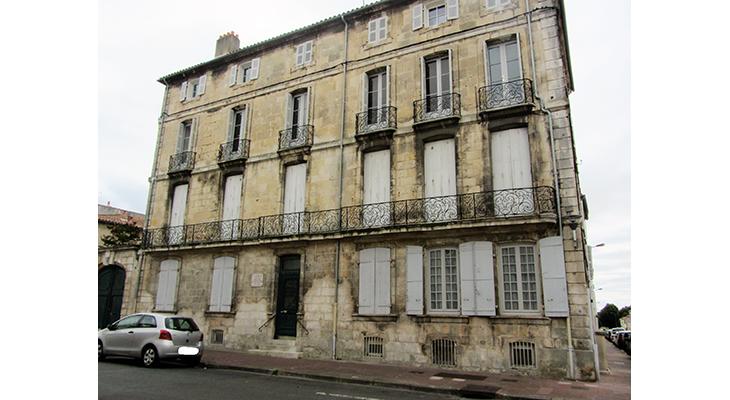 plaque dans son environnement