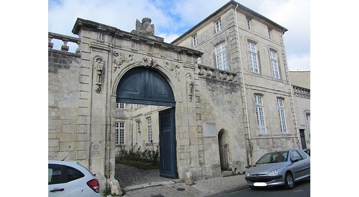 plaque dans son environnement