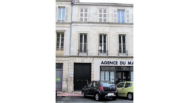 plaque dans son environnement