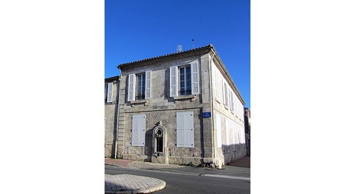 la plaque dans son environnement