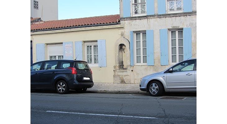 la plaque dans son environnement