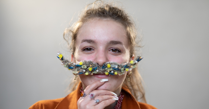 Concours moustache factice adulte Gagnant