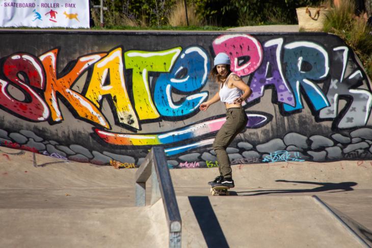 Femme qui fait du skate