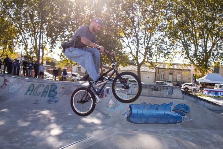 Homme en bmx
