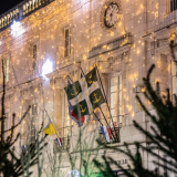 photo de l'hôtel de ville illuminé 