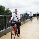 photo de cycliste sur le pont de Martrou 
