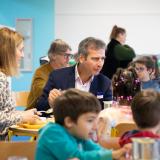 photo des élus à table avec les enfants 