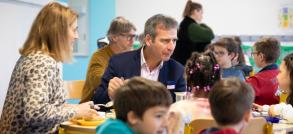 photo des élus à table avec les enfants 